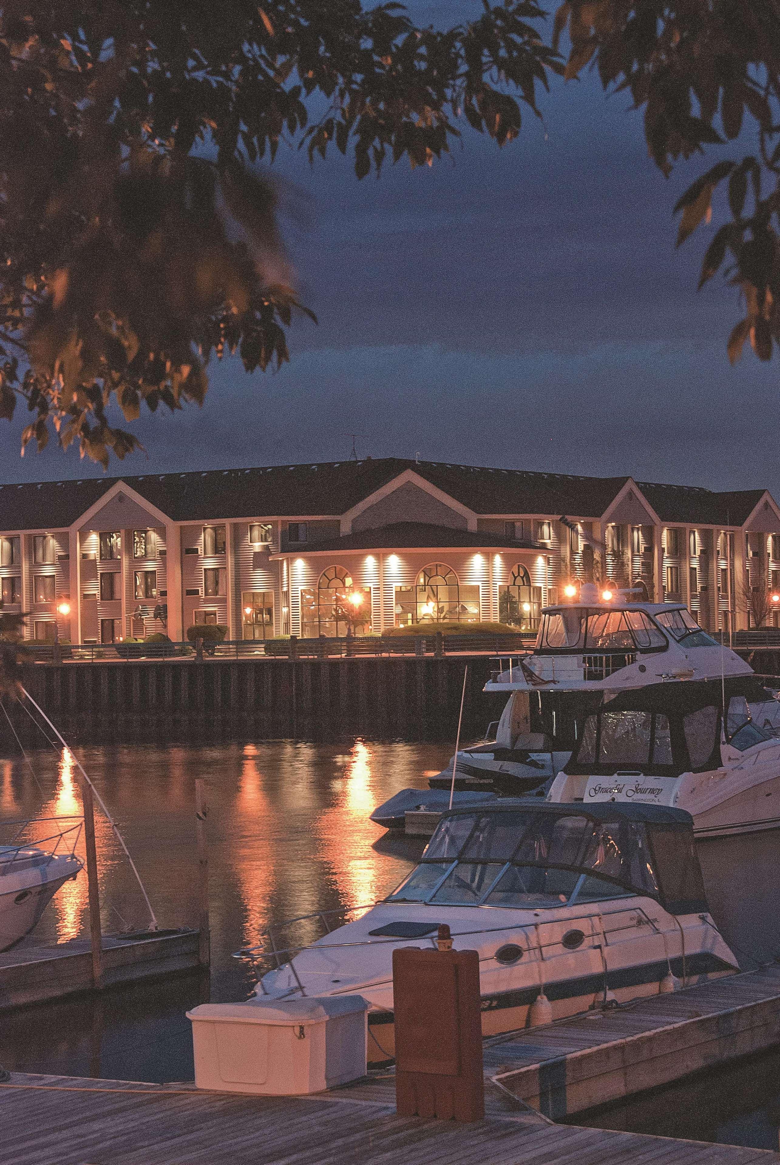 Hotel Doubletree By Hilton Racine Harbourwalk Exterior foto